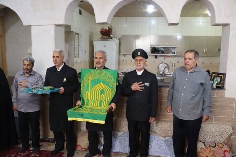 تصاویر/ دیدار خدام رضوی با کارگر مداح