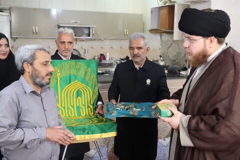 تصاویر/ دیدار خدام رضوی با کارگر مداح