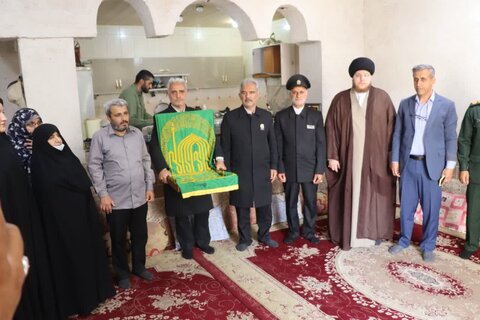 تصاویر/ دیدار خدام رضوی با کارگر مداح