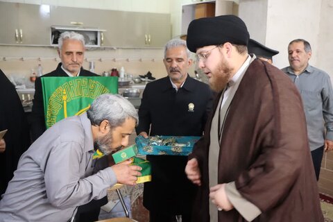 تصاویر/ دیدار خدام رضوی با کارگر مداح