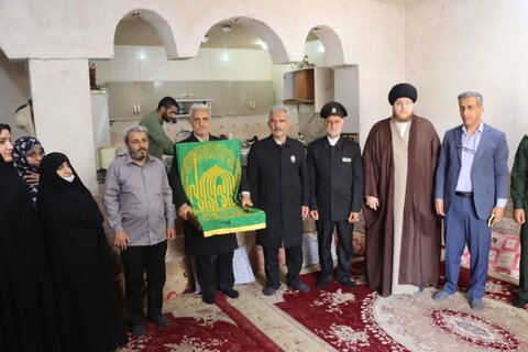 تصاویر/ دیدار خدام رضوی با کارگر مداح