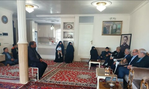 تصاویر/ تجلیل خادمیاران از خانواده « شهید مالک رحمتی» در مراغه