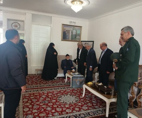 تصاویر/ تجلیل خادمیاران از خانواده « شهید مالک رحمتی» در مراغه