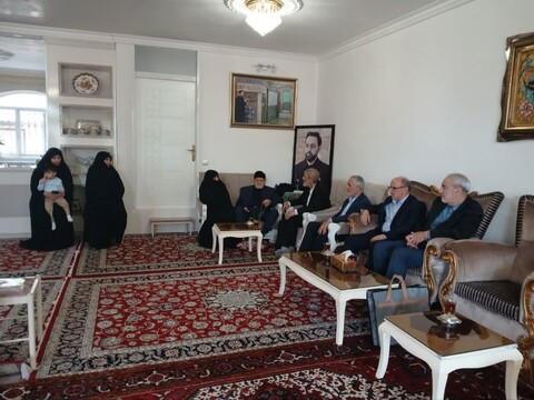 تصاویر/ تجلیل خادمیاران از خانواده « شهید مالک رحمتی» در مراغه