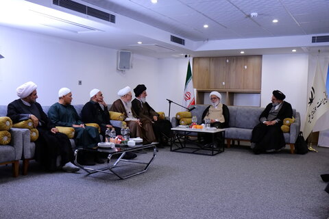 تصاویر/ دیدار مهمانان بین‌المللی همایش یکصدمین سالگشت بازتأسیس حوزه علمیه قم با آیت‌الله شب زنده دار