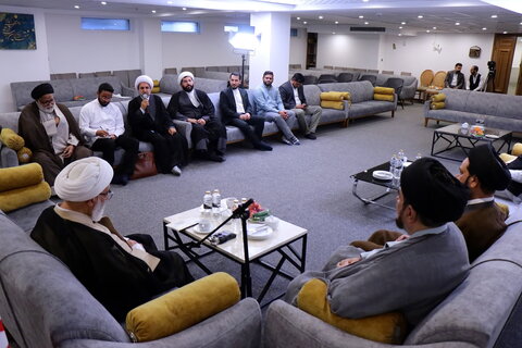 تصاویر/ دیدار مهمانان بین‌المللی همایش یکصدمین سالگشت بازتأسیس حوزه علمیه قم با آیت‌الله شب زنده دار