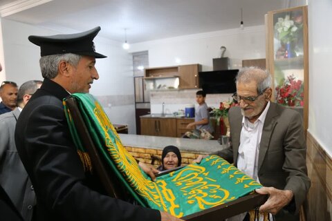 تصاویر/ حضور خدام رضوی در منزل شهید شاخص شهرستان جم