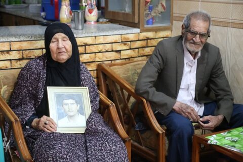 تصاویر/ حضور خدام رضوی در منزل شهید شاخص شهرستان جم