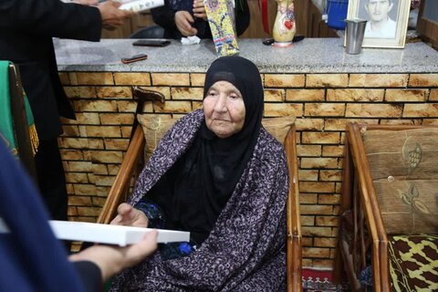 تصاویر/ حضور خدام رضوی در منزل شهید شاخص شهرستان جم