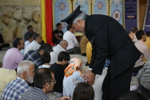 تصاویر/ خدام رضوی در جمع مردم جم