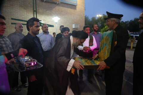 تصاویر/ خدام رضوی در جمع مردم جم