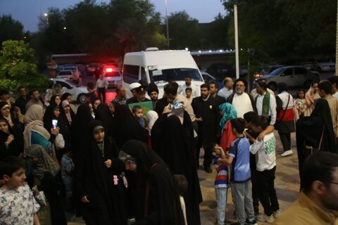 تصاویر/ خدام رضوی در جمع مردم جم