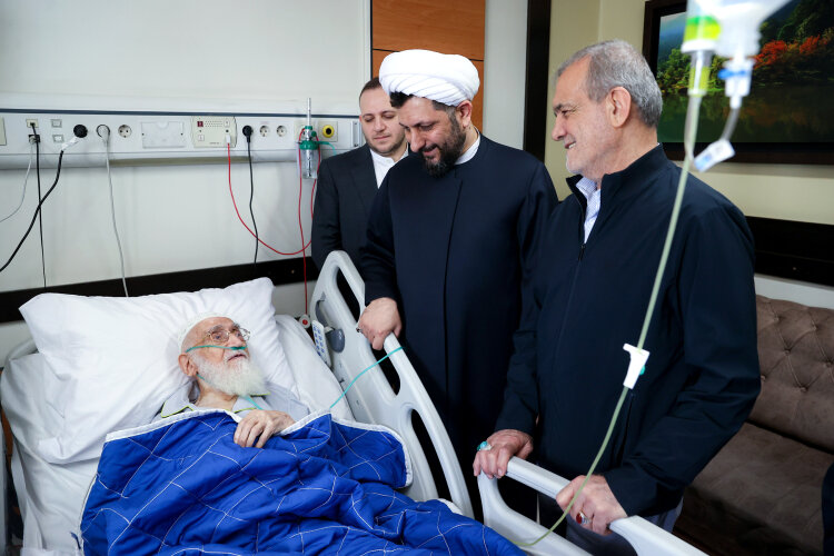 عیادت رئیس‌جمهور از آیت‌الله‌العظمی نوری همدانی