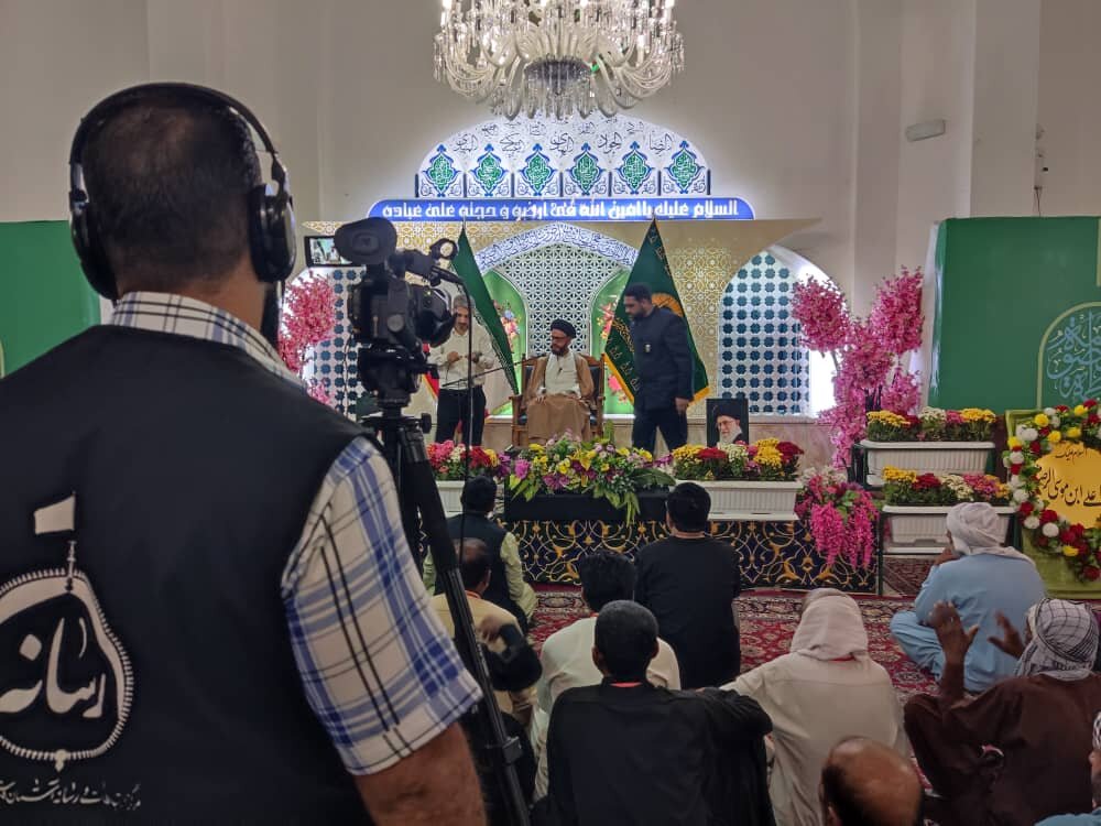 अहले-बैत (अ.) के चरित्र से प्रेम और उसे अपनाना इस दुनिया और आख़िरत में सफलता का मार्ग है