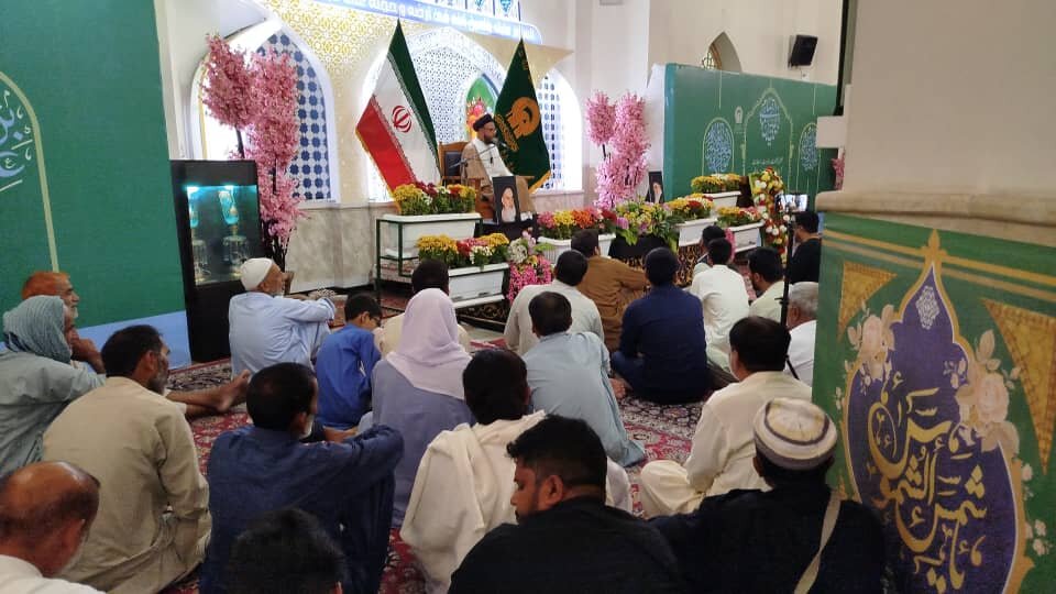 अहले-बैत (अ.) के चरित्र से प्रेम और उसे अपनाना इस दुनिया और आख़िरत में सफलता का मार्ग है