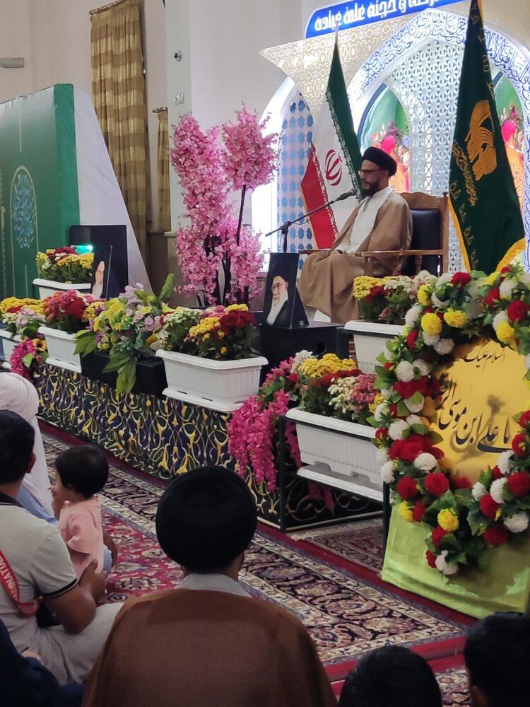 अहले-बैत (अ.) के चरित्र से प्रेम और उसे अपनाना इस दुनिया और आख़िरत में सफलता का मार्ग है