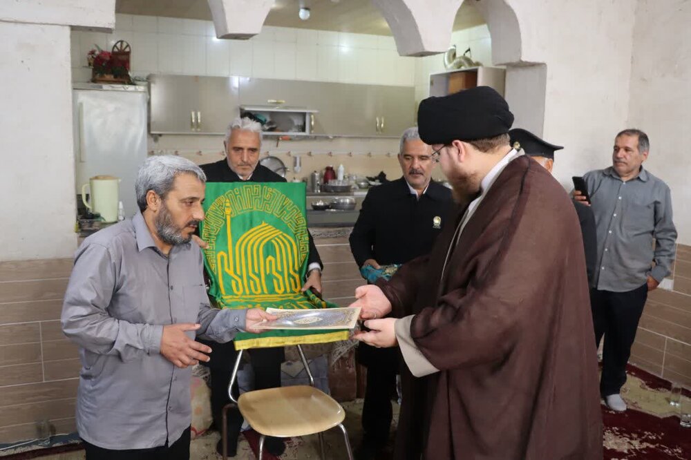 تصاویر/ دیدار خدام رضوی با کارگر مداح