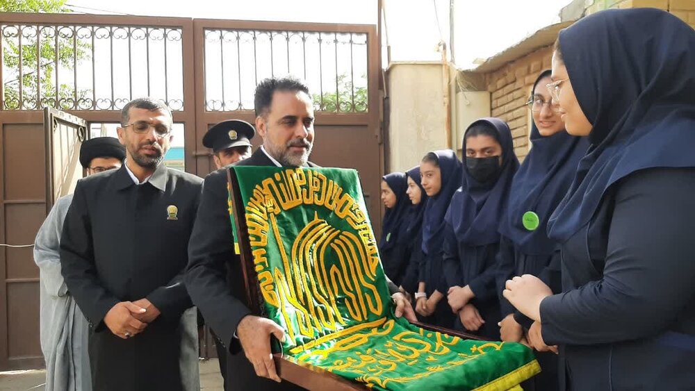 فیلم |  ارادت دختران دانش آموز مخمل بافی زیر سایه خورشید به امام رئوف