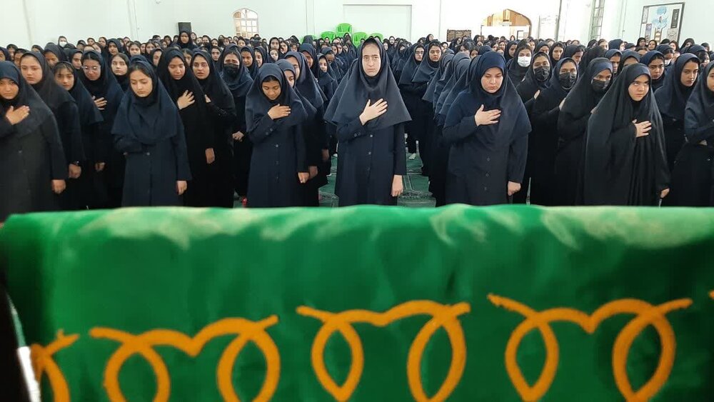 فیلم| همخوانی ۵۰۰ نفری دختران دانش آموز مدرسه شهدای مخمل کاشان