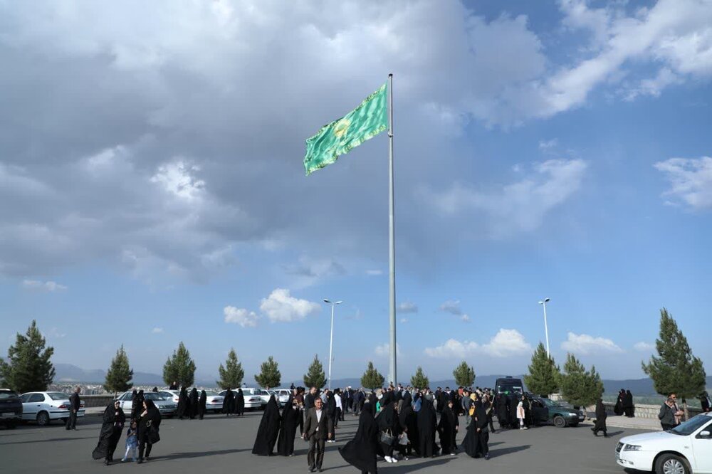 اهتزاز پرچم امام رضا(ع) در مزار شهدای گمنام خوی + تصاویر