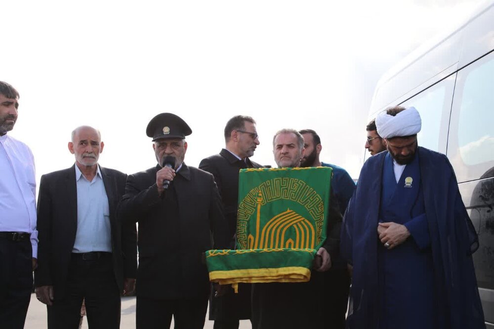 اهتزاز پرچم امام رضا(ع) در مزار شهدای گمنام خوی + تصاویر