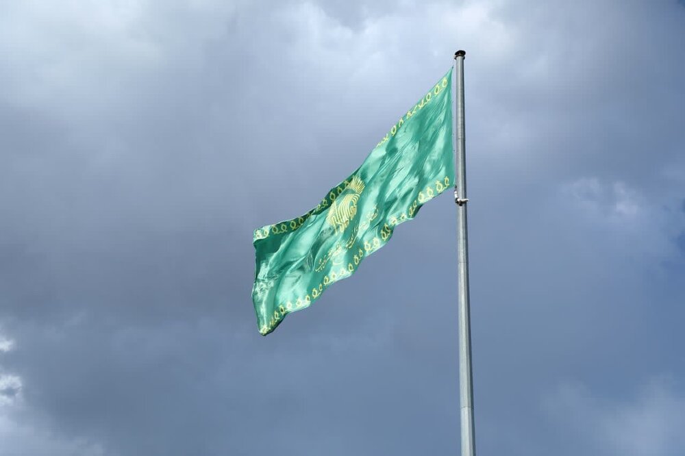 اهتزاز پرچم امام رضا(ع) در مزار شهدای گمنام خوی + تصاویر