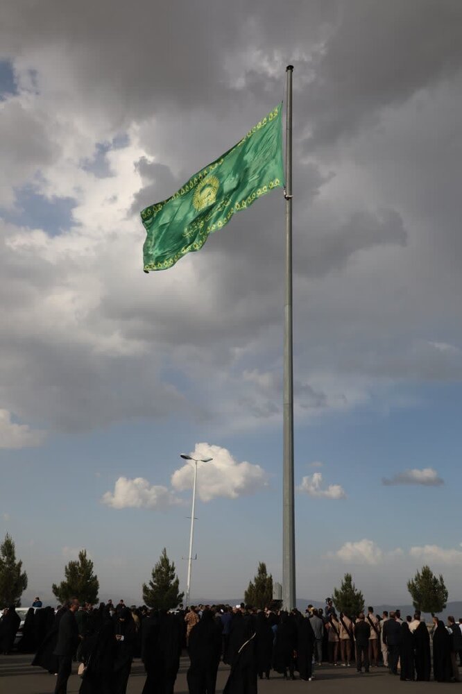 اهتزاز پرچم امام رضا(ع) در مزار شهدای گمنام خوی + تصاویر