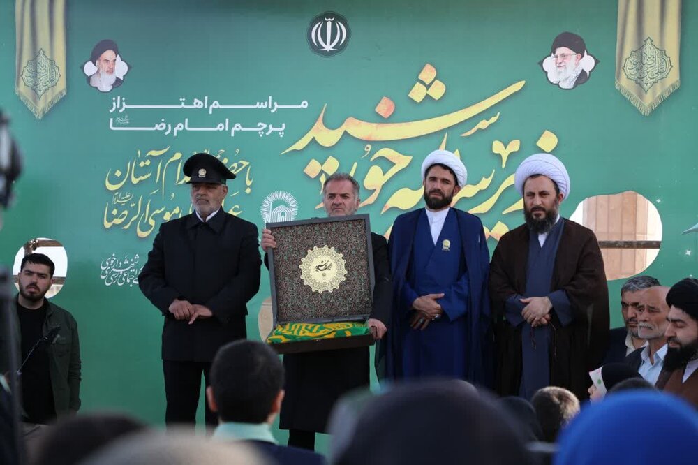 اهتزاز پرچم امام رضا(ع) در مزار شهدای گمنام خوی + تصاویر