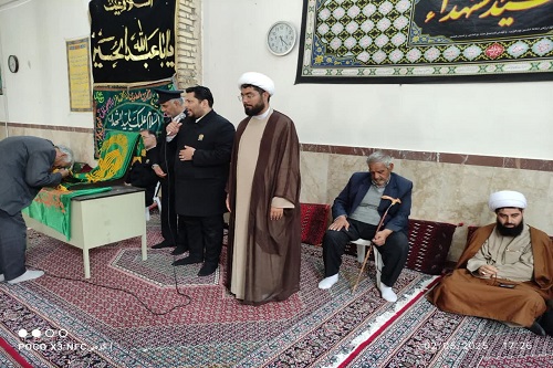 استقبال پرشور مردم بیستون از پرچم متبرک حرم رضوی در ایام دهه کرامت + عکس