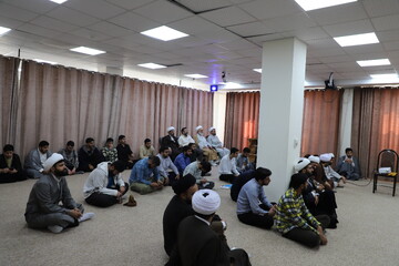 تصاویر/ اجتماع طلاب و روحانیون حوزه علمیه خاتم الانبیاء سنندج در همایش یکصدمین سالگشت باز تأسیس حوزه‌ علمیه‌ قم