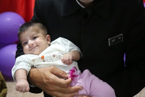 تصاویر/ طنین صدای اذان و اقامه خدام رضوی در گوش دوقلوهای جمی