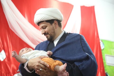 تصاویر/ طنین صدای اذان و اقامه خدام رضوی در گوش دوقلوهای جمی