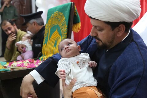 تصاویر/ طنین صدای اذان و اقامه خدام رضوی در گوش دوقلوهای جمی