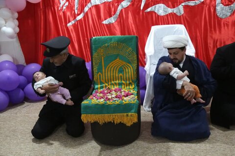 تصاویر/ طنین صدای اذان و اقامه خدام رضوی در گوش دوقلوهای جمی