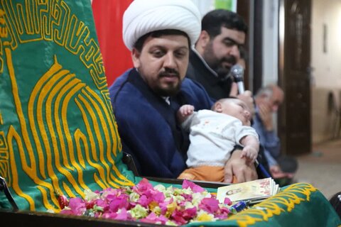 تصاویر/ طنین صدای اذان و اقامه خدام رضوی در گوش دوقلوهای جمی