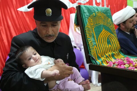 تصاویر/ طنین صدای اذان و اقامه خدام رضوی در گوش دوقلوهای جمی