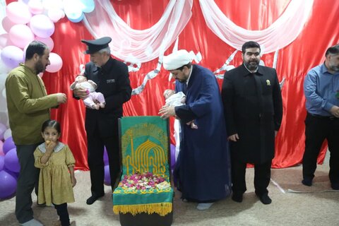 تصاویر/ طنین صدای اذان و اقامه خدام رضوی در گوش دوقلوهای جمی