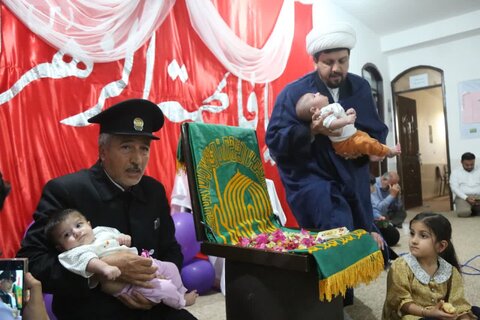 تصاویر/ طنین صدای اذان و اقامه خدام رضوی در گوش دوقلوهای جمی