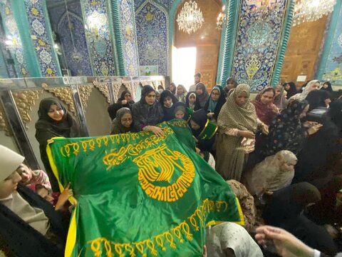 عطر افشانی امامزاده سیدمظفر(ع) بندرعباس  توسط خدام وپرچم متبرکه حرم رضوی