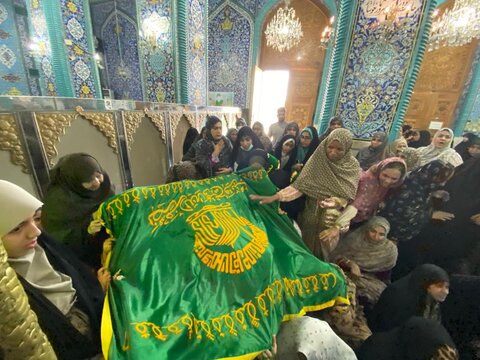 عطر افشانی امامزاده سیدمظفر(ع) بندرعباس  توسط خدام وپرچم متبرکه حرم رضوی
