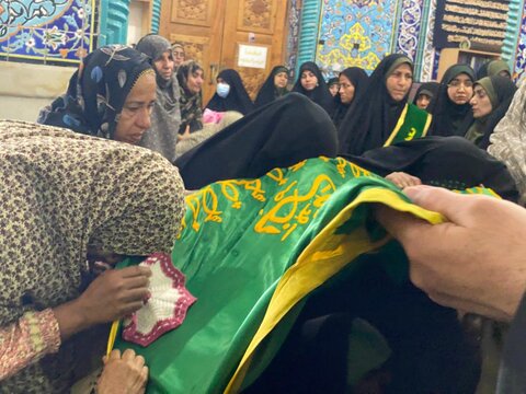 عطر افشانی امامزاده سیدمظفر(ع) بندرعباس  توسط خدام وپرچم متبرکه حرم رضوی