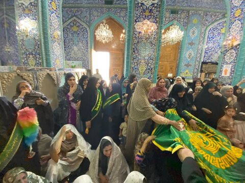 عطر افشانی امامزاده سیدمظفر(ع) بندرعباس  توسط خدام وپرچم متبرکه حرم رضوی