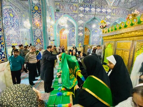 عطر افشانی امامزاده سیدمظفر(ع) بندرعباس  توسط خدام وپرچم متبرکه حرم رضوی