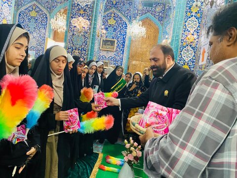 عطر افشانی امامزاده سیدمظفر(ع) بندرعباس  توسط خدام وپرچم متبرکه حرم رضوی