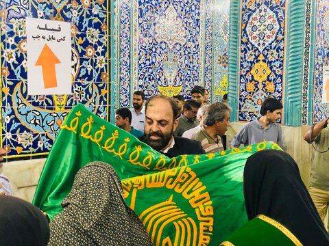 عطر افشانی امامزاده سیدمظفر(ع) بندرعباس  توسط خدام وپرچم متبرکه حرم رضوی