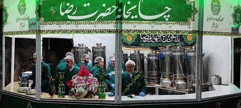 اربعین کے موقع پر حرم امام رضا (ع) کے ایک ہزار خادم عراق میں خدمات کی فراہمی میں مصروف عمل