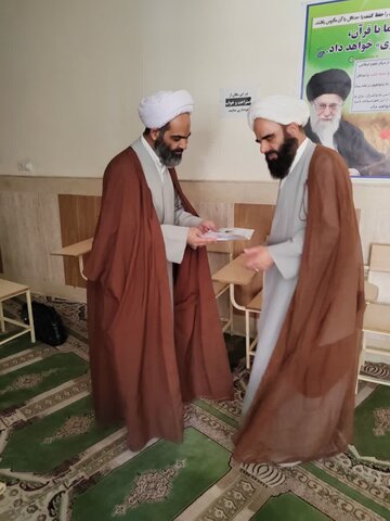 تصاویر/ درس اخلاق و آئین تجلیل از اساتید مدرسه‌ علمیه المهدی(عج) آران و بیدگل