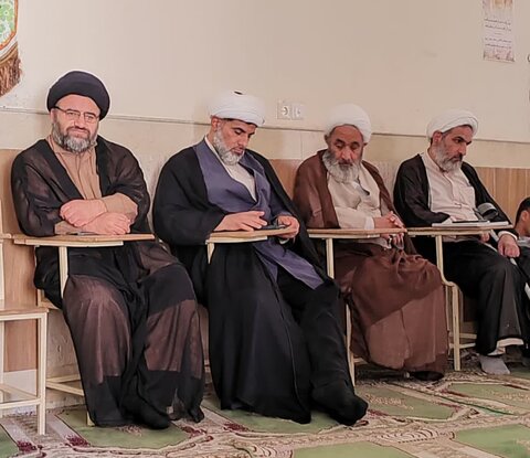 تصاویر/ درس اخلاق و آئین تجلیل از اساتید مدرسه‌ علمیه المهدی(عج) آران و بیدگل