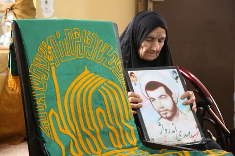 تصاویر/ دیدار خدام رضوی با مادر شهید حجت الاسلام والمسلمین مهدی اندرواژ