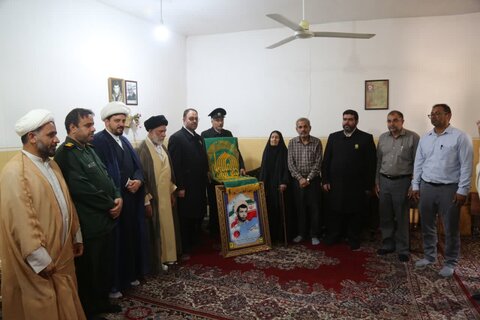 تصاویر/ دیدار خدام رضوی با مادر شهید حجت الاسلام والمسلمین مهدی اندرواژ